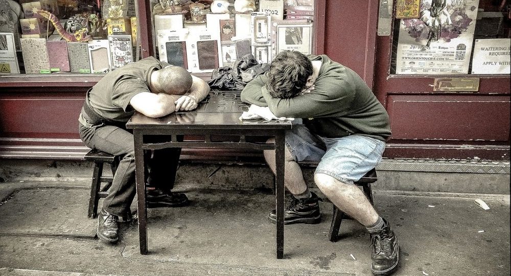 dormire di giorno su tavolo
