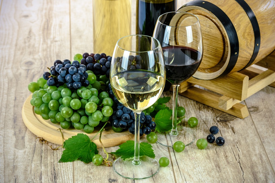 Degustare un bel bicchiere di vino bianco o rosso.