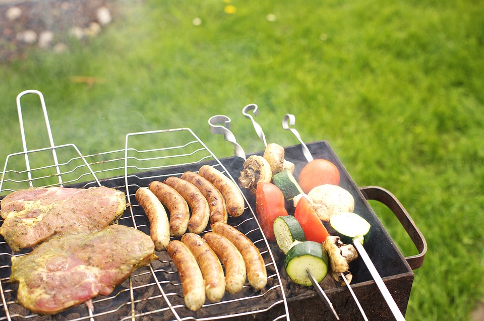 Barbecue all'aria aperta per mantenere la casa fresca.